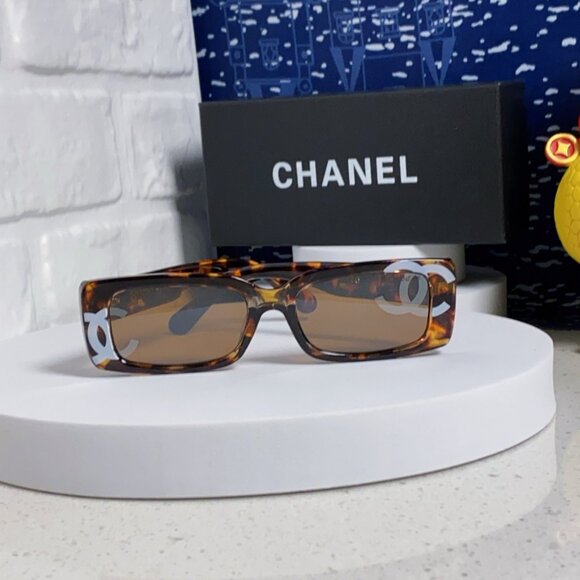 Chanel Contemporary Shades, Black & Ivory Design - Picture 2 of 7